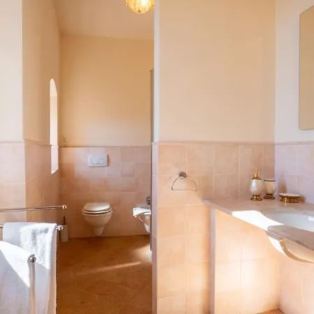 Dimora Degli Affreschi - Historic Center Apartment *