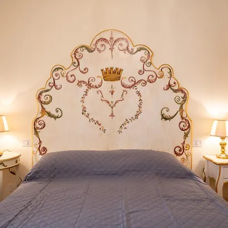 Dimora Degli Affreschi - Historic Center Apartment